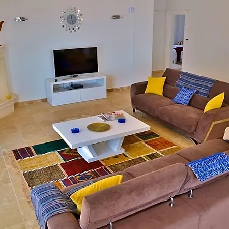 Yenikoy Sleeps 8 With Pool Air Con And Wifi Vilă